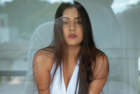 属狗女生哭了：属狗女生情感潮湿，她的泪水背后隐藏了什么故事？
