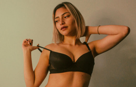 属蛇白羊女生性格特点：属蛇白羊女生的性格魅力揭秘，她们的独特特质你了解吗
